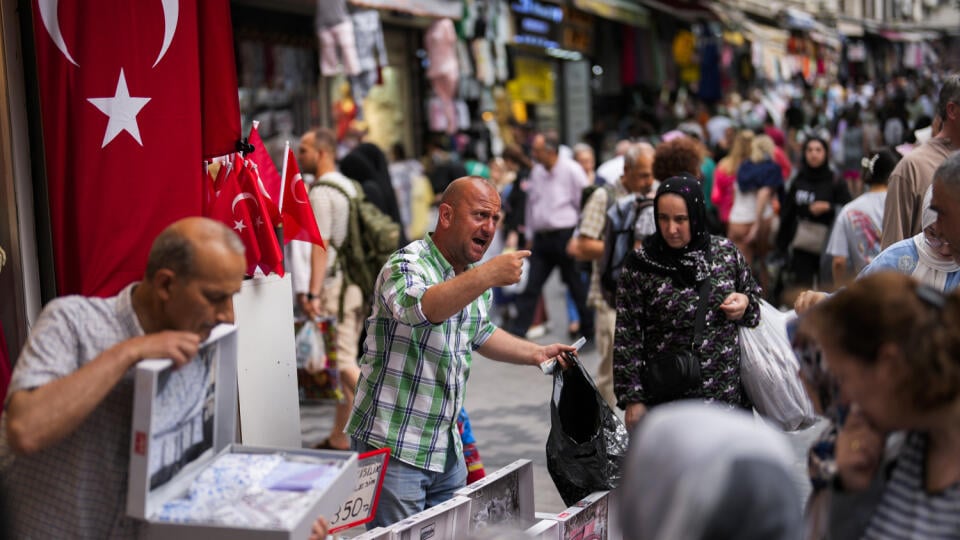 KK40 Istanbul - Na snímke predavači obsluhujú zákazníkov na pouličnom trhu 16. júna 2023 v Istanbule. Turecká centrálna banka vo štvrtok výrazne zvýšila úrokové sadzby a signalizovala obrat smerom ku konvenčnejšej menovej politike. FOTO TASR/AP
Sellers attend to customers in a street market in Eminonu commercial district in Istanbul, Turkey, Friday, June 16, 2023. Turkey's central bank delivered a large interest rate hike Thursday, signaling a shift toward more conventional economic policies to