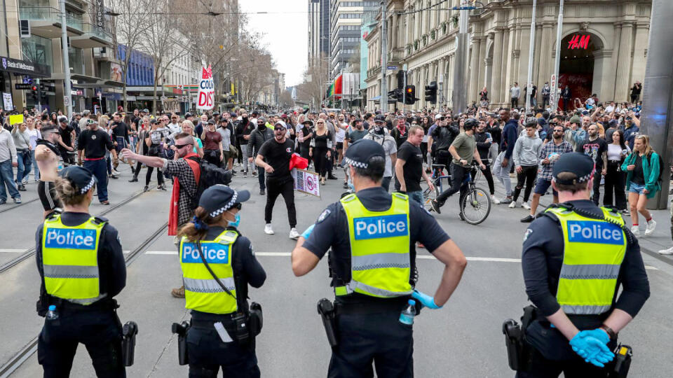 Neočkovaným policajtom v austrálskom štáte Victoria hrozí strata zamestnania.