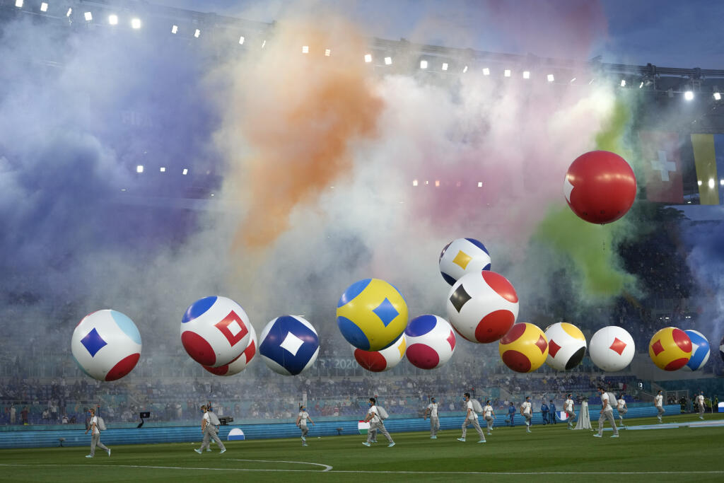 JB 36 Rím - Umelci počas vystúpenia na slávnostnom otvorení futbalových majstrovstiev Európy na Olympijskom štadióne v Ríme 11. júna 2021 pred zápasom Turecko - Taliansko na EURO 2020. FOTO TASR/AP
Artists perform prior to the Euro 2020, soccer championship group A match between Italy and Turkey, at the Rome Olympic stadium, Friday, June 11, 2021. (AP Photo/Alessandra Tarantino, Pool)