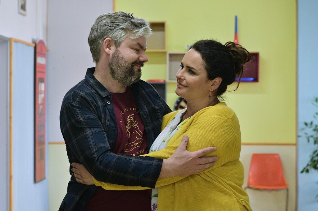 Petra ako nevesta, ktorá sa vydáva za profesora, ktorého hrá Samo Trnka.