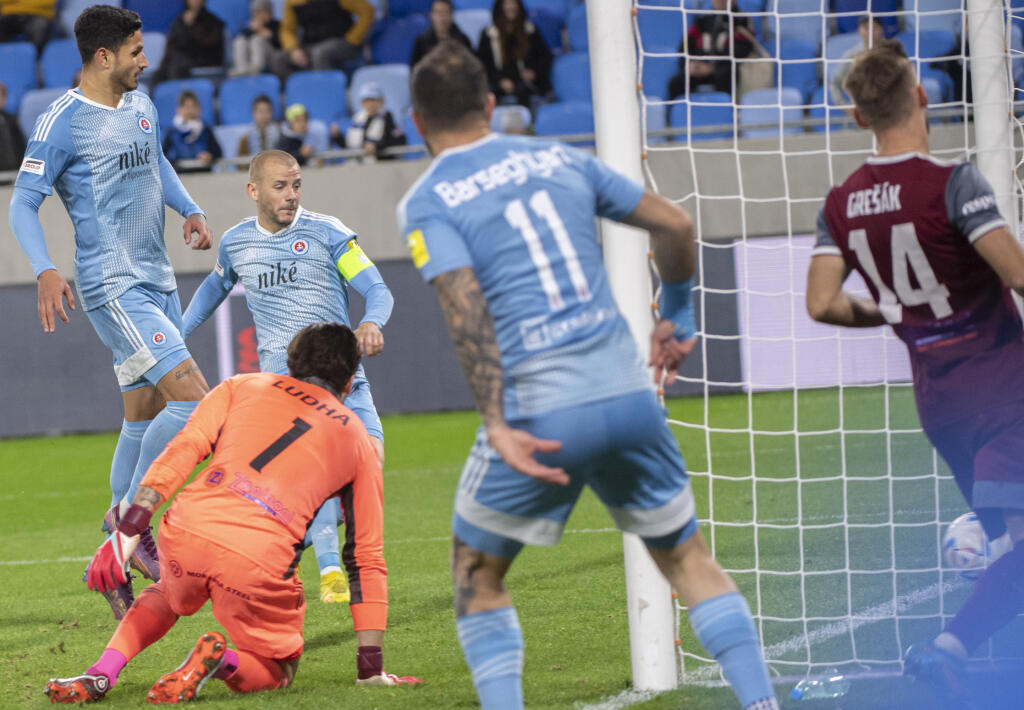 Na snímke v pozadí druhý zľava Vladimír Weiss ml. strieľa gól, vľavo Eric Ramirez, druhý sprava Tigran Barseghjan (všetci Slovan) a vľavo dole brankár Podbrezovej Richard Ludha a vpravo jeho spoluhráč Matej Grešák v zápase 12. kola futbalovej Fortuna ligy ŠK Slovan Bratislava - FK Železiarne Podbrezová 2. októbra 2022 v Bratislave.