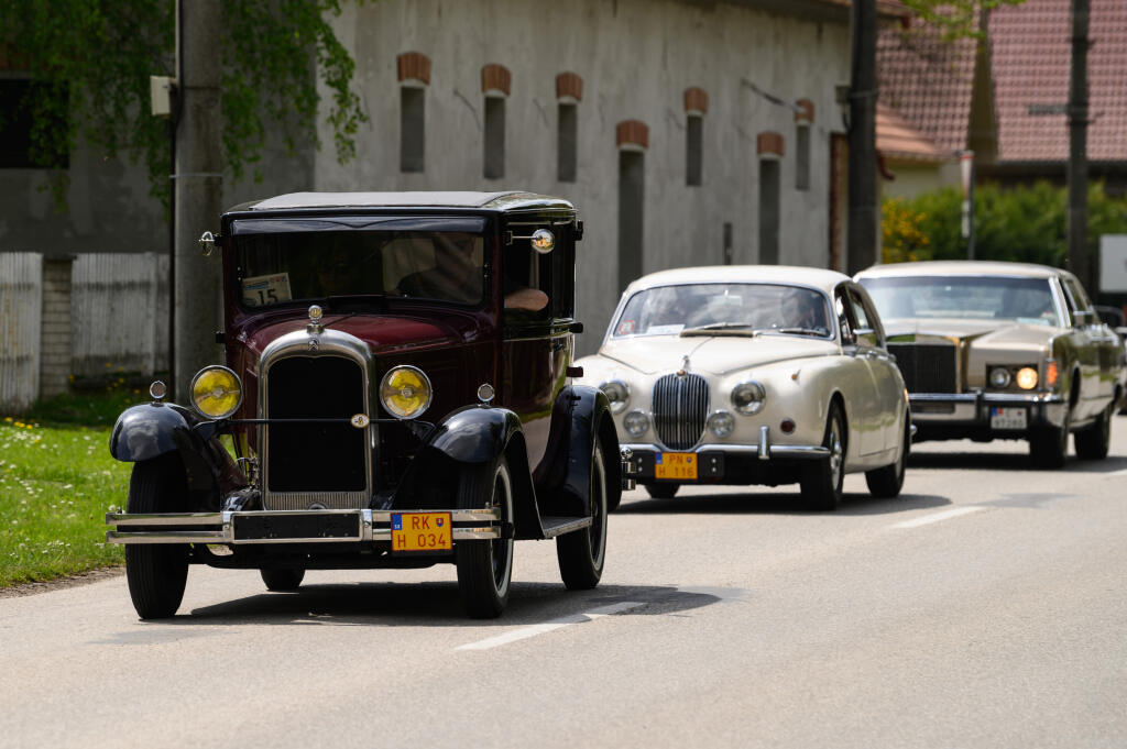 Veteran Car Club Nitra organizoval 30. ročník Nitrianskeho zrazu historických vozidiel, ktoré sa konalo v Mojmírovciach v okrese Nitra 30. apríla 2022. FOTO TASR – Henrich Mišovič