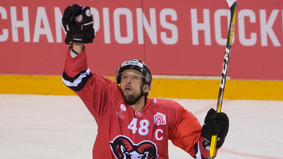 Na snímke Ivan Ďatelinka (Banská Bystrica) počas zápasu skupinovej fázy hokejovej Ligy majstrov HC'05 iClinic Banská Bystrica - EC Red Bull Salzburg 3. septembra 2017 v Banskej Bystrici. FOTO TASR - Branislav Račko