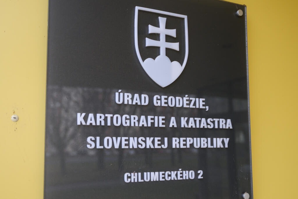 Na snímke logo na budove Úradu geodézie, kartografie a katastra SR v Bratislave 9. januára 2025. FOTO TASR - Jaroslav Novák