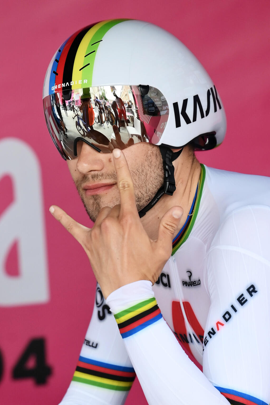 WA 47 Turín - Taliansky cyklista Filippo Ganna gestikuluje pred štartom 1. etapy cyklistických pretekov Giro d'Italia, ktorou bola individuálna časovka v Turíne v sobotu 8. mája 2021. FOTO TASR/AP
Italy's Filippo Ganna gestures prior to the start of the opening stage of the Giro d’Italia cycling race, an individual time trial in Turin, Italy, Saturday, May 8, 2021. (Gian Mattia D'Alberto/LaPresse via AP)