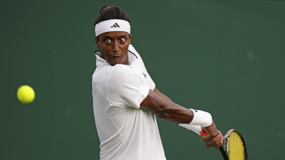 KK47 Londýn - Švédsky tenista Mikael Ymer odvracia úder Slováka Alexa Molčana v 1. kole dvojhry na grandslamovom turnaji vo Wimbledone 3. júla 2023. FOTO TASR/AP
Sweden's Mikael Ymer returns to Slovakia's Alex Molcan in a first round men's singles match on day one of the Wimbledon tennis championships in London, Monday, July 3, 2023. (AP Photo/Alberto Pezzali)