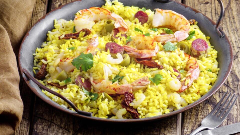 Paella s krevetami a klobásou.