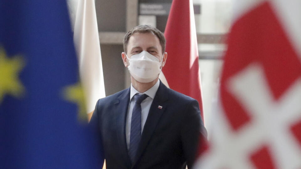 KK28 Brusel - Slovenský premiér Eduard Heger prichádza na stretnutie s predsedom Európskej rady Charlesom Michelom 27. apríla 2021 v Bruseli. Premiér Eduard Heger je na svojej prvej oficiálnej návšteve Brusela. FOTO TASR/AP
Slovakia's Prime Minister Eduard Heger arrives for a meeting with European Council President Charles Michel at the European Council meeting in Brussels, Tuesday, April 27, 2021. (Olivier Hoslet, Pool via AP)
