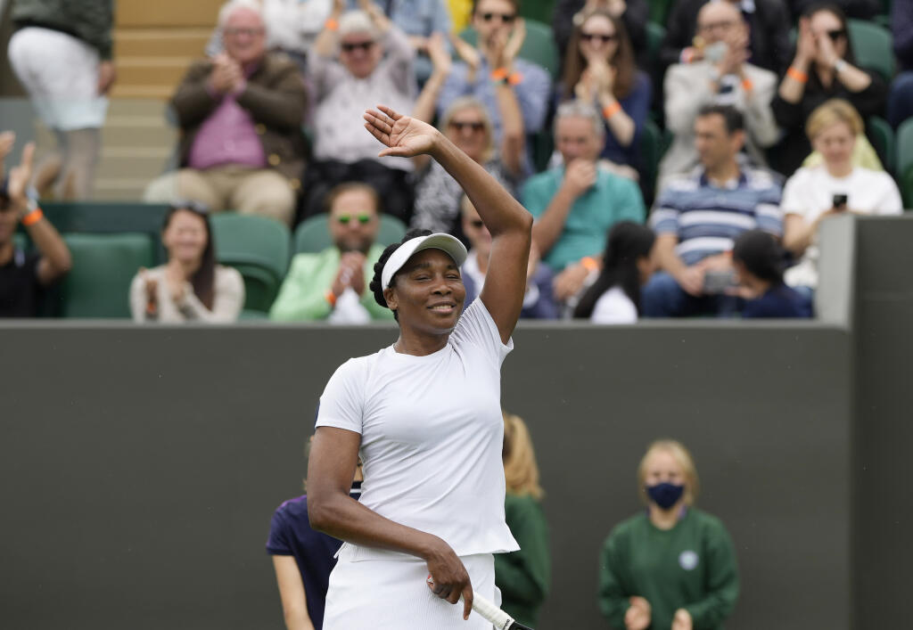 JB 34 Londýn - Americká tenistka Venus Williamsová máva po jej výhre nad Rumunkou Mihaelou Buzarnescuovou v 1.kole dvojhry na grandslamovom tenisovom turnaji Wimbledon v Londýne 29. júna 2021. FOTO TASR/AP
Venus Williams of the US celebrates winning the women's singles first round match against Romania's Mihaela Buzarnescu on day two of the Wimbledon Tennis Championships in London, Tuesday June 29, 2021. (AP Photo/Alastair Grant)