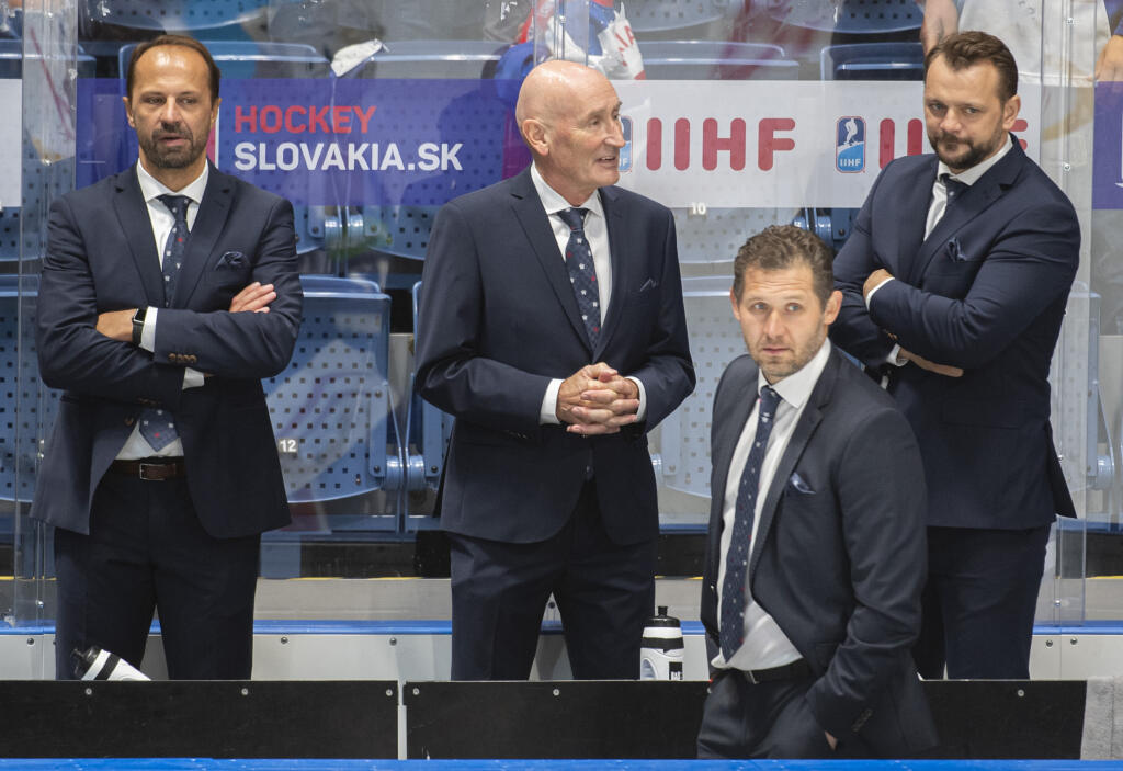 V Pekingu mal hlavný tréner Craig Ramsay (druhý zľava), ktorý pochádza z kanadského mestečka Weston pri Toronte, po svojom boku troch asistentov. Kým Ján Lašák (dole) a Andrej Podkonický (vpravo) sú Stredoslováci narodení vo Zvolene, Ján Pardavý (vľavo) je rodák z Trenčína, ktorý leží na severozápade Slovenska.