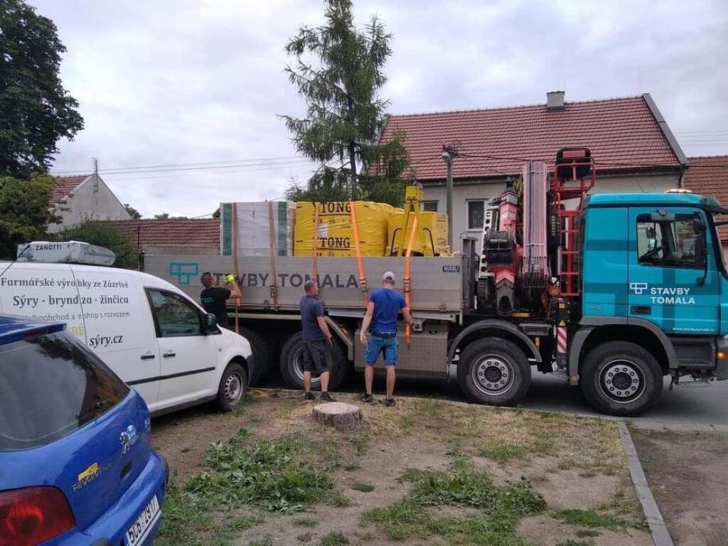 Medzi ľuďmi, ktorí sa vybrali pomáhať boli aj členovia futbalového a hokejového Ultras Brno, ktorí neúnavne pracujú na odstraňovaní skôd.