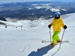 Užite si dokonalú jarnú lyžovačku v Lomnickom sedle. Na TENTO slávny príbeh si v ňom spomeniete