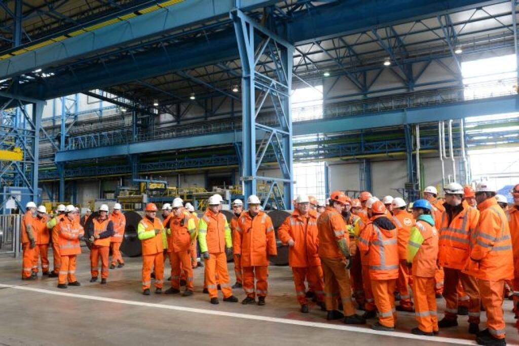 Premiér SR Robert Fico spoločne s prezidentom U. S. Steel Košice Davidom Rintoulom 26. marca 2013 v sídle spoločnosti U. S. Steel v Košiciach podpísali záväzné memorandum o ďalšom pôsobení oceliarskeho gigantu v Košiciach. Na snímke zamestnanci v pozinkovacej linke č. 3.. FOTO TASR – František Iván