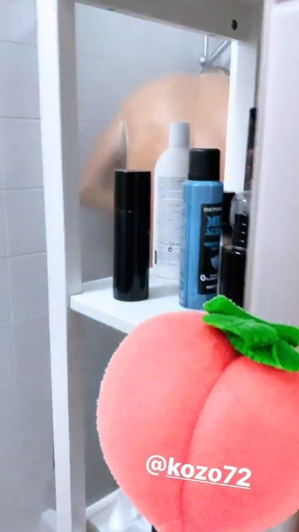 Lukáš a Nela sú poriadne bláznivý párik. Češka natočila svojho priateľa v sprche a zábery dala na internet. Hokejista jej to neskôr vrátil aj s úrokmi.