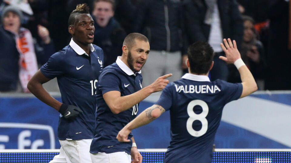 Karim Benzema (v strede) a Mathieu Valbuena (chrbtom) boli roky spoluhráči vo francúzskej reprezentácii.