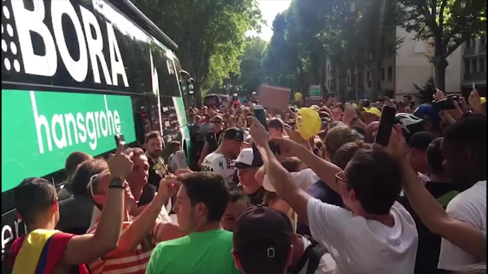 VIDEO: Nával fanúšikov pred autobusom Sagana! V Toulouse bol o Petra zatiaľ najväčší záujem!