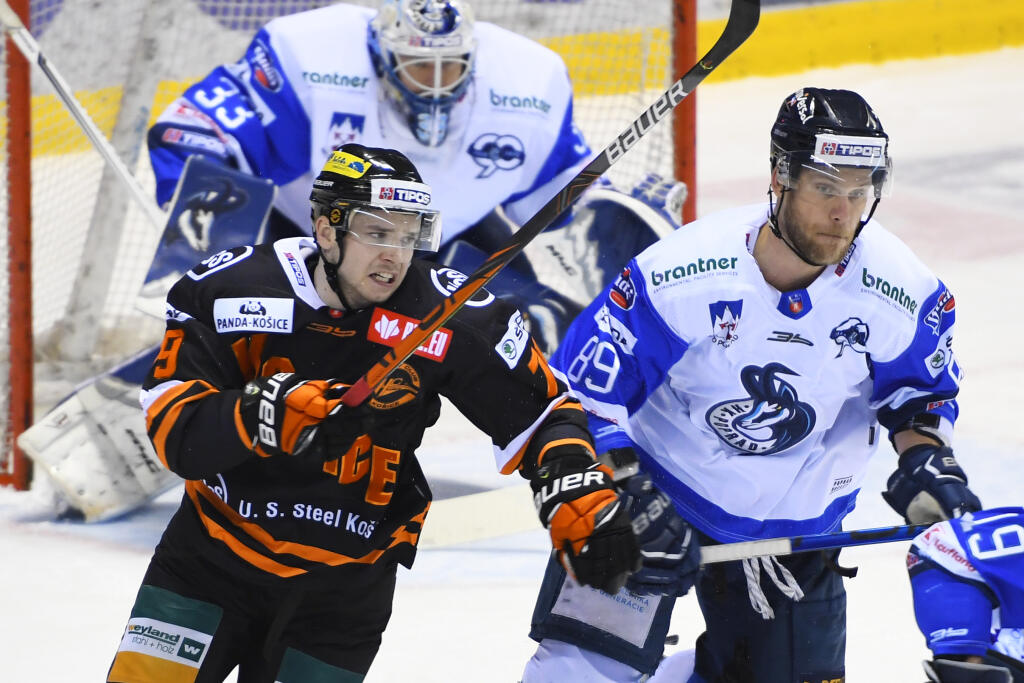 Na snímke vľavo Martin Réway (HC Košice), vpravo Mike Dalhuisen a vzadu brankár Tomáš Vošvrda (HK Poprad) v zápase 28. kola hokejovej Tipos Extraligy HC Košice - HK Poprad v stredu 6. januára 2021 v Košiciach. FOTO TASR – Milan Kapusta