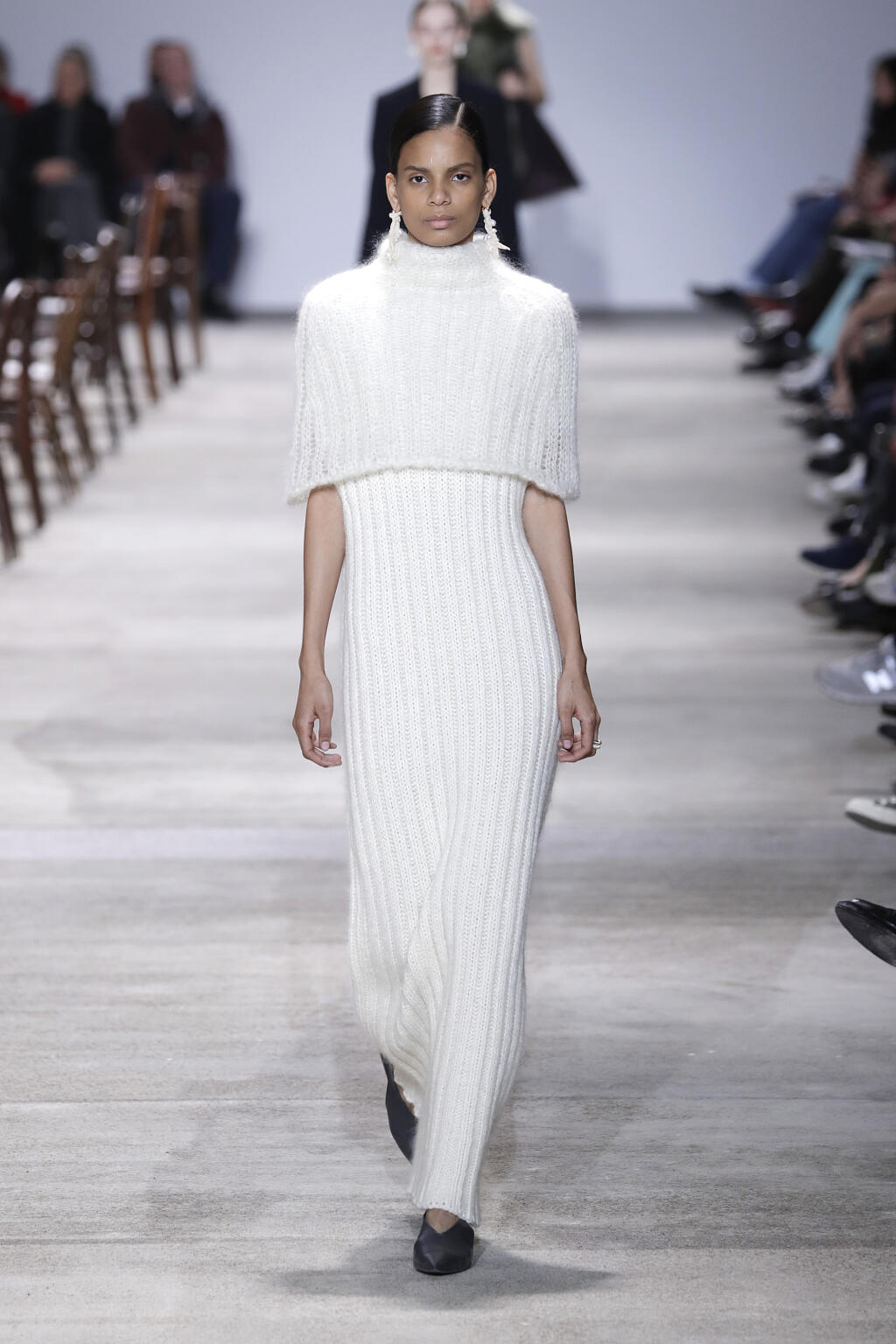 Jil Sander: Pletené šaty v vypasovanou siluetou zvýraznia ženské krivky.