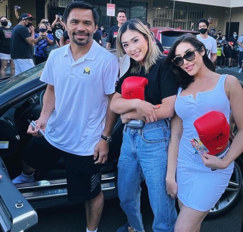 Christiana Cinn (vpravo) bola zo slávneho boxera namäkko. Pacquiao však zrejme netušil, komu sa v danej chvíli podpisuje na šiltovku.