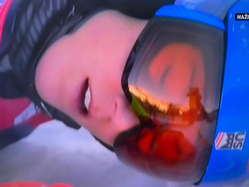 Shiffrinová sa po svojej jazde, ktorou zaknihovala ďalšie víťazstvo, doslova zložila.