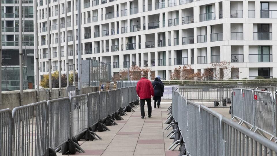 JB 21 Viedeň - Ľudia kráčajú na ulici vo Viedni 15. novembra 2021 počas lockdownu pre nezaočkovaných. Obyvatelia Rakúska, ktorí nie sú zaočkovaní proti koronavírusu alebo za posledných 180 dní neprekonali ochorenie COVID-19, budú musieť ísť do lockdownu. V nedeľu sa na tom dohodli kancelár Alexander Schallenberg a predsedovia vlád rakúskych spolkových krajín. Opatrenia začnú platiť v pondelok a potrvajú zatiaľ desať dní. Informácie priniesli tlačové agentúry DPA a AFP. Tento členský štát Európsk