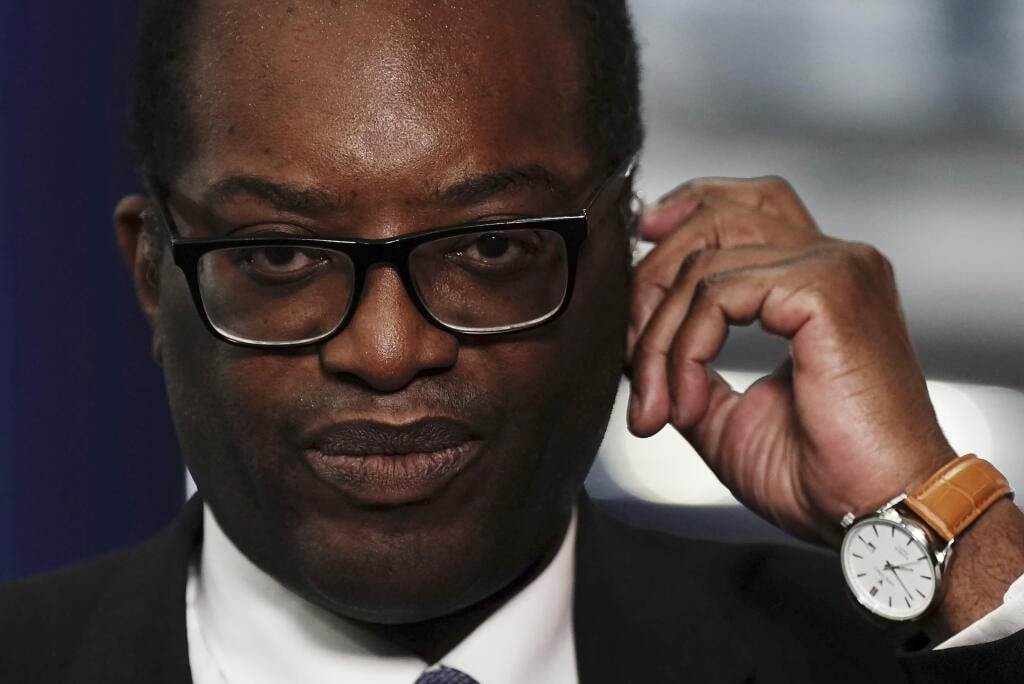 WA 24 Birmingham - Britský minister financií Kwasi Kwarteng odpovedá na otázky novinárov pred zjazdom vládnucej Konzervatívnej strany v Medzinárodnom kongresovom centre v Birminghame v pondelok 3. októbra 2022.  Británia v pondelok zrušila plány na zníženie dane z príjmu pre najlepšie zarábajúcich len desať dní po oznámení tohto kroku. Dôvodom je rebélia poslancov vládnej Konzervatívnej strany. Minister financií Kwasi Kwarteng oznámil rozhodnutie na sociálnej sieti v Twitter v pondelok skoro rán