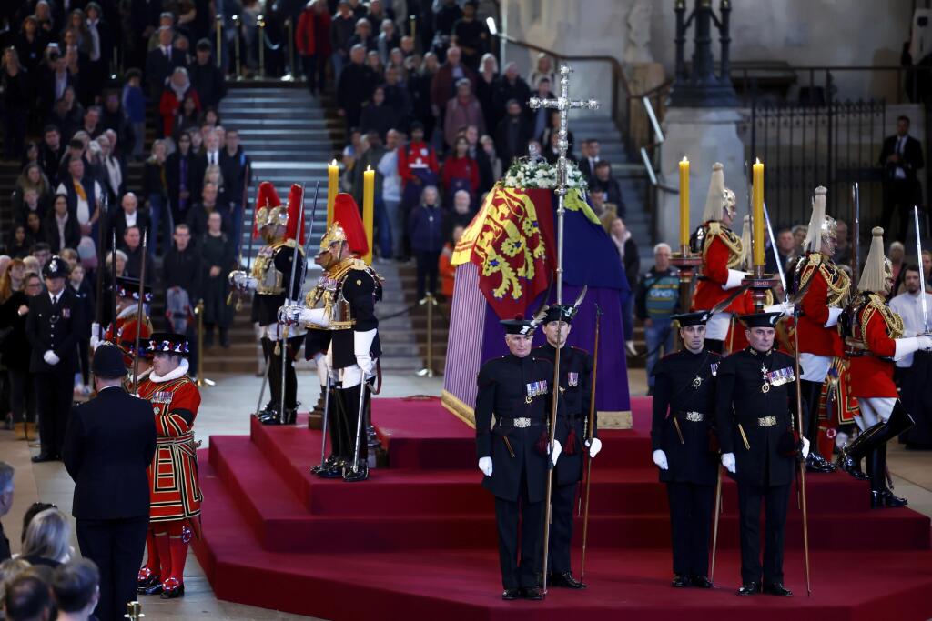 Ľudia si uctievajú pamiatku pri rakve s telesnými pozostatkami zosnulej britskej kráľovnej Alžbety II. vo Westminster Hall, najstaršej časti Westminsterského paláca v Londýne 18. septembra 2022. Tisícky ľudí sa zhromaždili v noci na nedeľu v Londýne, aby vyjadrili poslednú úctu zosnulej britskej panovníčke Alžbete II. Alžbetina rakva je od stredy na štyri dni vystavená so štátnymi poctami vo Westminster Hall, najstaršej časti Westminsterského paláca. Pohreb sa uskutoční v pondelok 19. septembra.