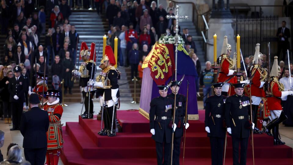 Ľudia si uctievajú pamiatku pri rakve s telesnými pozostatkami zosnulej britskej kráľovnej Alžbety II. vo Westminster Hall, najstaršej časti Westminsterského paláca v Londýne 18. septembra 2022. Tisícky ľudí sa zhromaždili v noci na nedeľu v Londýne, aby vyjadrili poslednú úctu zosnulej britskej panovníčke Alžbete II. Alžbetina rakva je od stredy na štyri dni vystavená so štátnymi poctami vo Westminster Hall, najstaršej časti Westminsterského paláca. Pohreb sa uskutoční v pondelok 19. septembra.