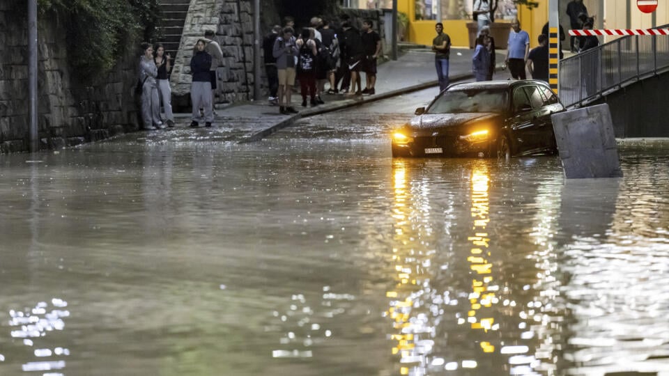 KK15 Morges - Na snímke vozidlo uviazlo v zaplavenom tuneli pod železničnou stanicou po búrke, ktorá spôsobila rozsiahle záplavy v centre švajčiarskeho mesta Morges 25. júna 2024. FOTO TASR/AP
A vehicle is stuck in the water, in a flooded tunnel under the CFF train station, following a storm that caused extensive flooding in the town centre on Tuesday 25 June 2024 in Morges, Switzerland. Clean-up crews and business owners were inspecting the damage Wednesday after sudden storms lashed southweste