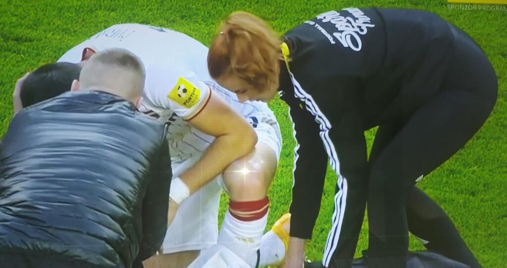 Lenka vybehla na ihrisko ošetriť trnavského obrancu Matej Čurmu len krátko predtým, ako sa začalo vyčíňanie futbalových chuligánov.
