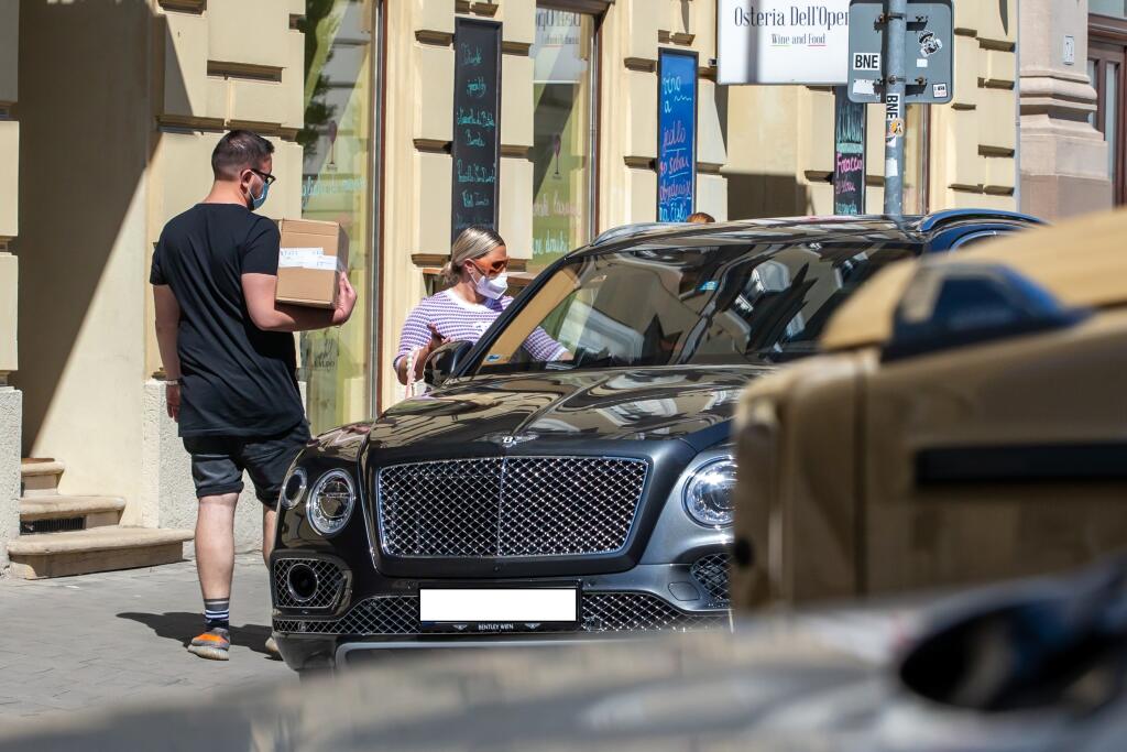 V posledných rokoch sa Cibulková preháňa ulicami na tmavom Bentley, ktoré jej uľahčovalo život počas tehotenstva, ale aj po pôrode.