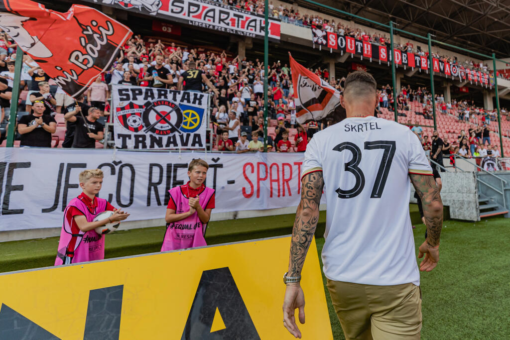 Slovenský futbalový reprezentant Martin Škrtel podpísal na jeden rok zmluvu s futbalovým klubom FC Spartak Trnava. Pred začiatkom zápasu Fortuna ligy medzi domácim Spartakom a Zlatými Moravcami pozdravil fanúšikov na štadióne.