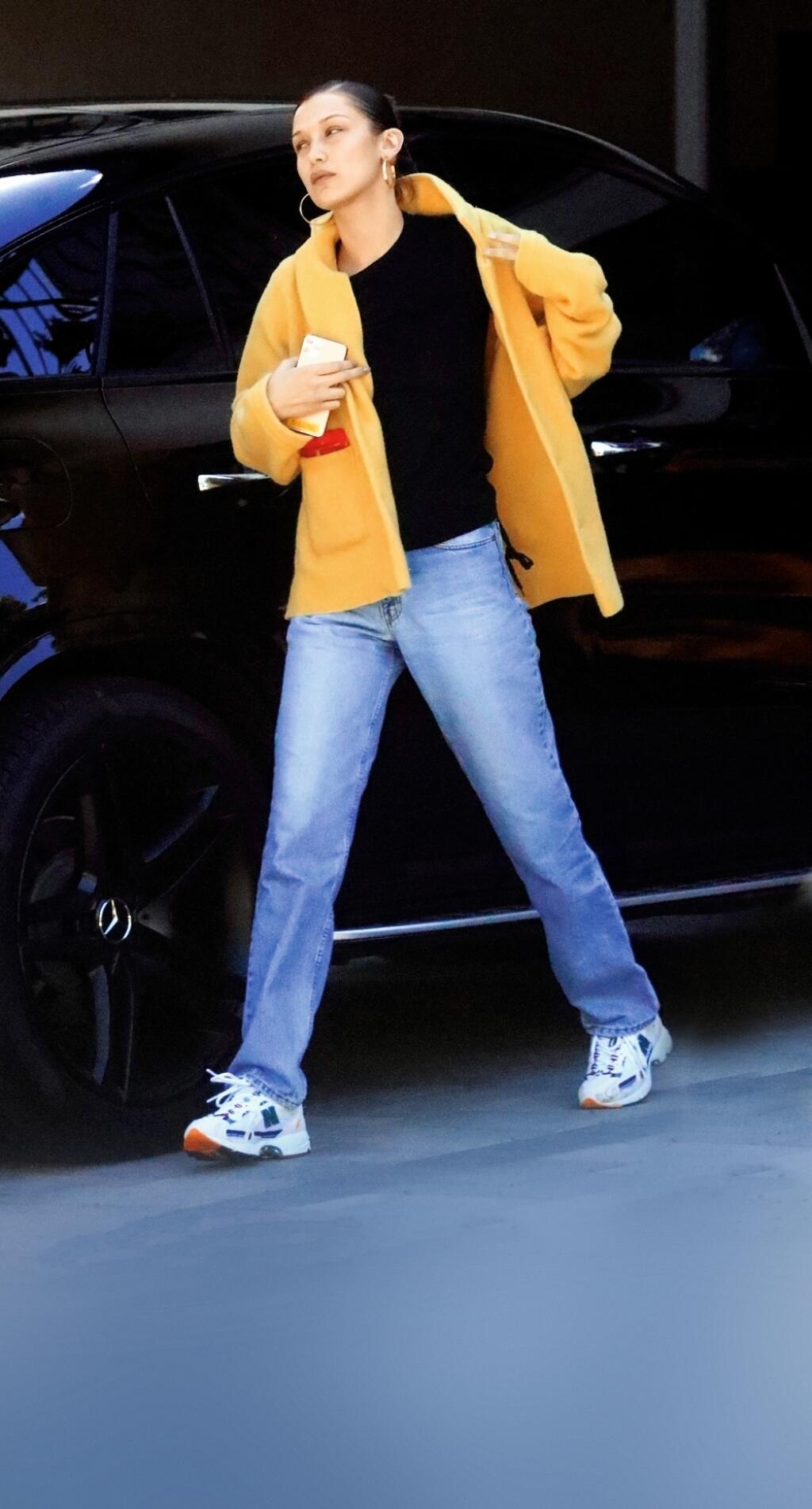 Palec hore za žltú bundičku, no inak outfit topmodelky nevykazuje žiaden módny nápad.