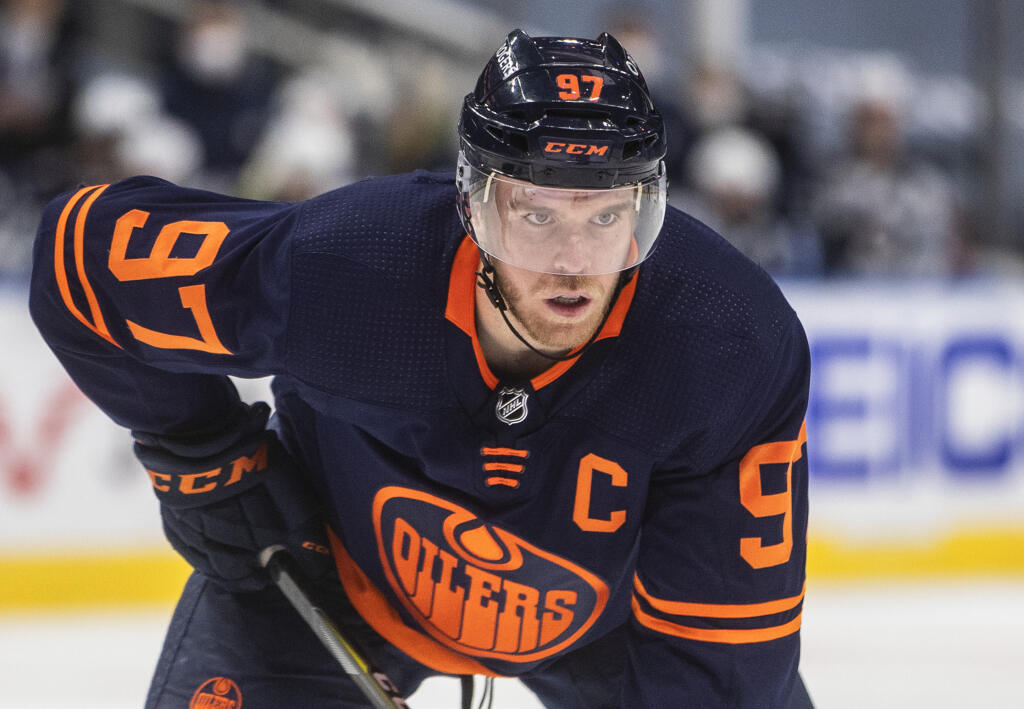 EBE 27 Edmonton - Na snímke kapitán Oilers Connor McDavid zaznamenal v zápase hokejovej NHL Edmonton Oilers - Winnipeg Jets dve asistencie a dosiahol jubilejný 500. bod v profilige vo štvrtok 18. februára 2021. McDavid pokoril míľnik vďaka asistencii pri góle Jesseho Puljujärviho v prvej tretine. Na 500-bodovú métu sa dostal vo svojom 369. zápase v základnej časti, čím sa vyrovnal kapitánovi Pittsburghu Sidneymu Crosbymu. Míľnik obaja dosiahli ôsmym najrýchlejším spôsobom v profiligovej históri