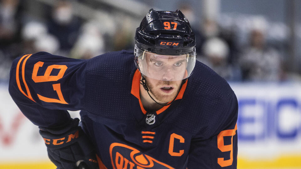 EBE 27 Edmonton - Na snímke kapitán Oilers Connor McDavid zaznamenal v zápase hokejovej NHL Edmonton Oilers - Winnipeg Jets dve asistencie a dosiahol jubilejný 500. bod v profilige vo štvrtok 18. februára 2021. McDavid pokoril míľnik vďaka asistencii pri góle Jesseho Puljujärviho v prvej tretine. Na 500-bodovú métu sa dostal vo svojom 369. zápase v základnej časti, čím sa vyrovnal kapitánovi Pittsburghu Sidneymu Crosbymu. Míľnik obaja dosiahli ôsmym najrýchlejším spôsobom v profiligovej históri