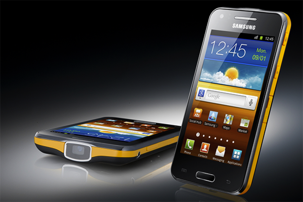 Samsung skrížil smartfón s projektorom