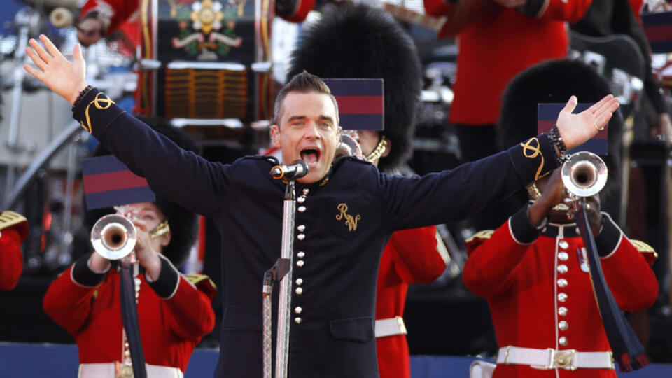Kráľovnej zaspieval aj Robbie Williams.