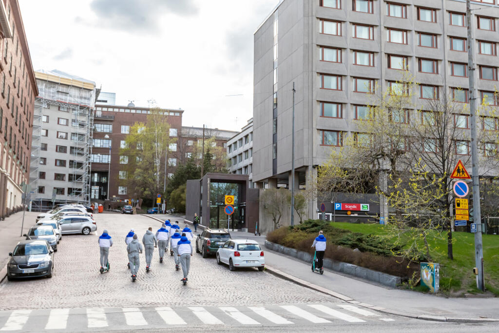 Na snímke sú slovenskí hokejoví reprezentanti pri príchode na hotel počas MS 2022 v Helsinkách. Skupinka v zložení Tomáš Tatar, Pavol Regenda, Kristán Pospíšil, Adam Jánošík, Daniel Gachulinec, Peter Čerešňák, Mário Lunter, Mislav Rosandič a Alex Tamáši naštartovala pred hotelom elektrické kolobežky, na ktorých sa vybrala brázdiť ulice fínskej metropoly.