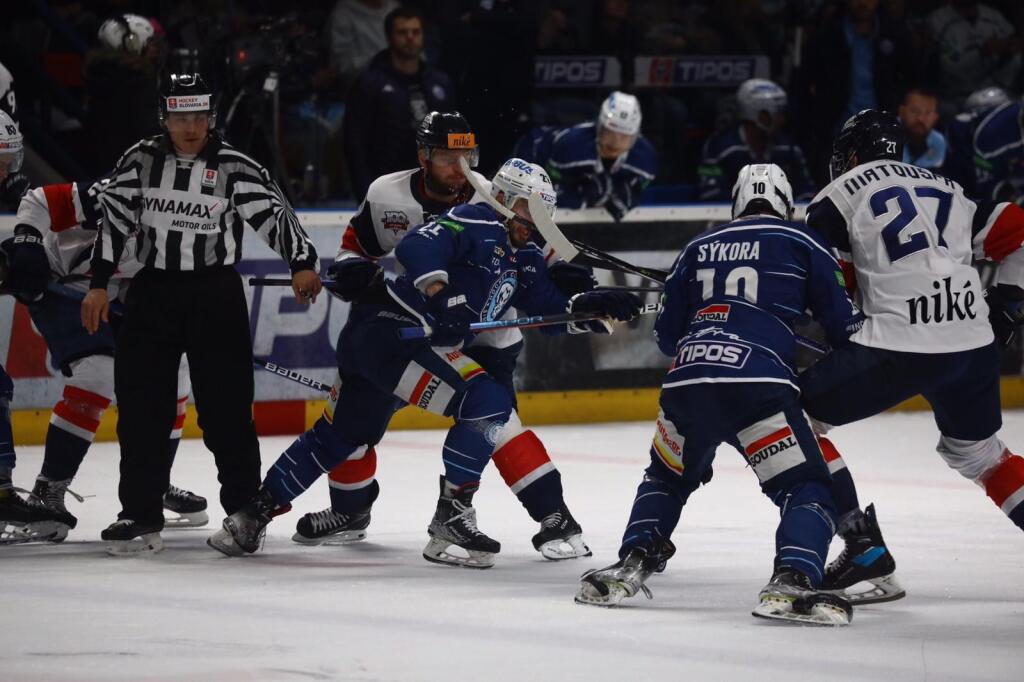 Hráči v šiestom finálovom zápase play off Tipos extraligy medzi HK Nitrou a HC Slovanom Bratislava.