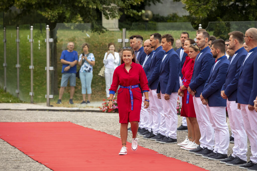 Lukostrelkyňa Denisa Baránková kráča k prezidentke a všetky oči sú na nej.