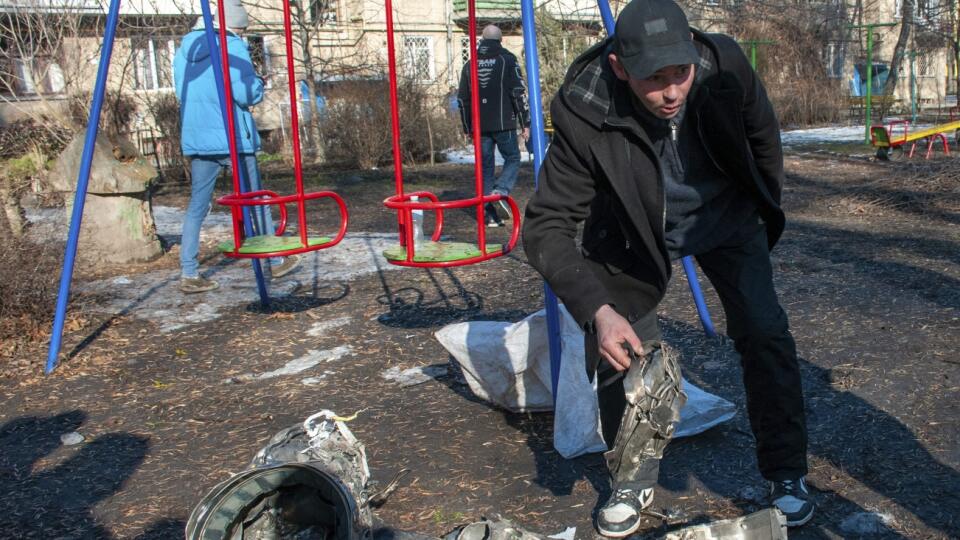 Záber z ukrajinského Charkova - takto vyzerá detské ihrisko po ostreľovaní ruskou armádou.