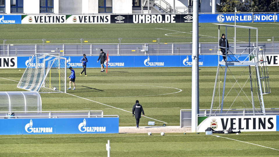 WA 17 Gelsenkirchen - Futbalisti bundesligového klubu Schalke 04 trénujú v dostatočnej vzdialenosti od seba počas koronavírusovej pandémie v Gelsenkirchene 1. apríla 2020. Najmenej traja bundesligoví hráči boli pozitívne testovaní na ochorenie COVID-19. Nemecká futbalová Bundesliga i druhá najvyššia súťaž sa nebudú hrať minimálne do 30. apríla pre padnémiu nového koronavírusu. V utorok o tom rozhodlo vedenie súťaží - Nemecká futbalová liga (DFL). Tento verdikt prezídia DFL sa očakával. Od 12. ma