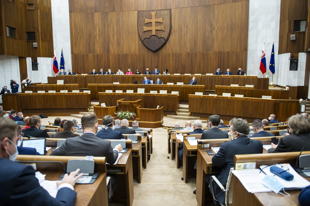 Na snímke poslankyne a poslanci v rokovacej sále počas rokovania 18. schôdze parlamentu 1. decembra 2020 v Bratislave. FOTO TASR - Jakub Kotian