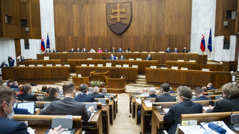 Na snímke poslankyne a poslanci v rokovacej sále počas rokovania 18. schôdze parlamentu 1. decembra 2020 v Bratislave. FOTO TASR - Jakub Kotian