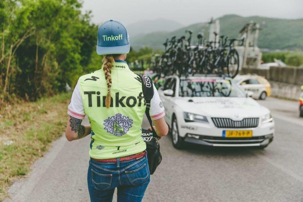 Linda Odehová pracovala so Saganom v tíme Tinkoff, kde ho zásobovala vodou pri trati.