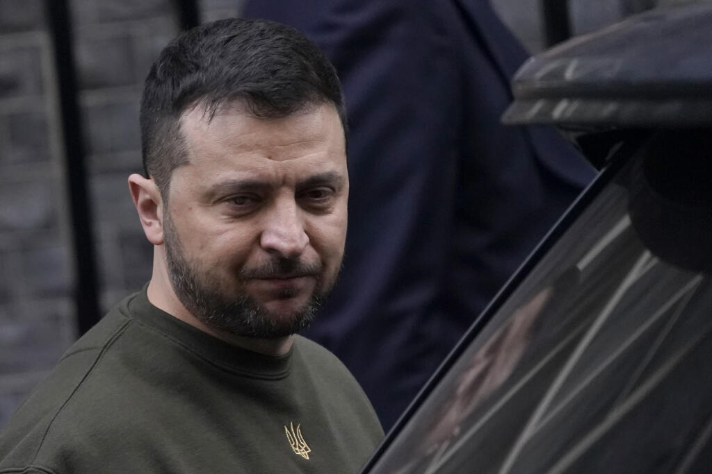 WA 53 Londýn - Ukrajinský prezident Volodymyr Zelenskyj (uprostred) odchádza po stretnutí s britským premiérom z Downing Street 10 v Londýne v stredu 8. februára 2023. Zelenskyj pricestoval v stredu na návštevu Británie. Ide o Zelenského prvú návštevu od začiatku invázie Ruska na Ukrajinu. Britská vláda o nej informovala v stredu ráno.  Najvyšší ukrajinský predstaviteľ absolvuje aj audienciu u britského kráľa Karola III., prihovorí sa k britskému parlamentu, uviedla vo vyhlásení britská vláda. S