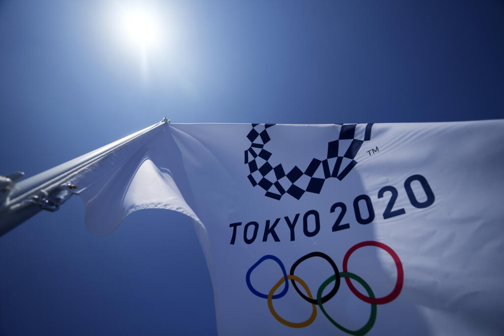 KK22 Tokio - Olympijská vlajka pre letné olympijské hry veje 19. júla 2021 v tenisovom centre Ariake v Tokiu. FOTO TASR/AP
A Tokyo 2020 Olympic flag flies over the top of the bleachers at Ariake Tennis Center, Monday, July 19, 2021, in Tokyo. (AP Photo/Kiichiro Sato)