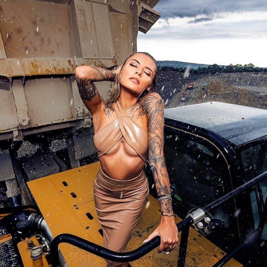 Nový objav Alexandra Zvereva je poriadne sexi. Sophia Thomallová sa môže pochváliť aj neprehliadnuteľnými tetovaniami.