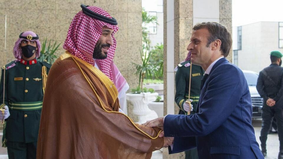 Saudskoarabský korunný princ MUHAMMAD BIN SALMÁN a francúzsky prezident EMMANUEL MACRON sa zdravia počas stretnutia v meste Džidda.