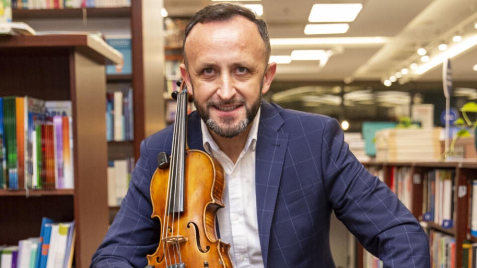 Krst nového CD Kandráčovci - Pod Tatrami spí Ježiško a CD Malí Kandráčovci sa uskutočnil v Bratislavskom kníhkupectve. Na snímke je Ondrej Kandráč.